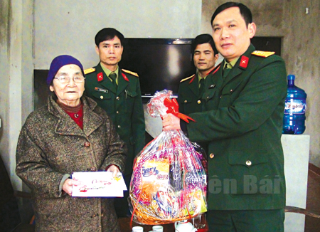 Ban Chỉ huy Quân sự thị xã tặng quà, chúc tết Mẹ Việt Nam Anh hùng Phạm Thị Cúc.
