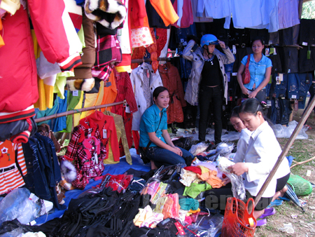 Hàng quần áo ở Gò Cọ.