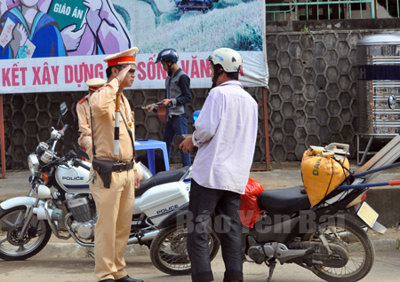 Lực lượng cảnh sát giao thông huyện Mù Cang Chải tuần tra và kiểm tra hành chính người điều khiển phương tiện giao thông.
