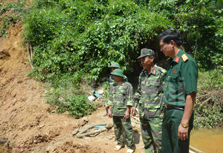 Đại tá Phạm Hồng Chương - Ủy viên Ban Thường vụ Tỉnh ủy, Chỉ huy trưởng Bộ Chỉ huy Quân sự tỉnh (bên phải) nghiên cứu thực địa, phục vụ công tác quân sự quốc phòng.
(Ảnh: Thanh Năm)