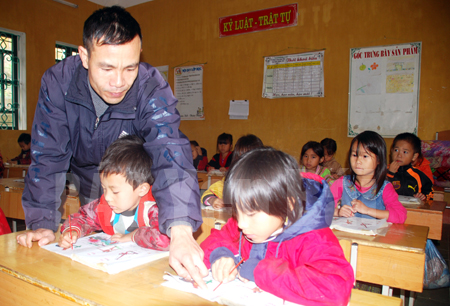 Hạnh phúc nhất đối với thầy giáo Đỗ Văn Tùng là các em biết đọc, biết viết.