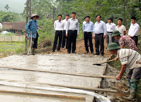 Các đồng chí lãnh đạo Huyện ủy - UBND huyện Văn Yên kiểm tra bê tông hóa đường giao thông tại xã Yên Hợp.