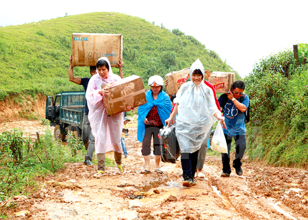 Đoàn viên Chi đoàn Báo Yên Bái đến xã Bản Mù (Trạm Tấu) tặng quà cho các em học sinh nghèo.