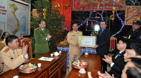 Đồng chí Đỗ Văn Dự - Phó trưởng ban Thường trực Ban An toàn giao thông tỉnh tặng quà các cán bộ, chiến sỹ cảnh sát giao thông.