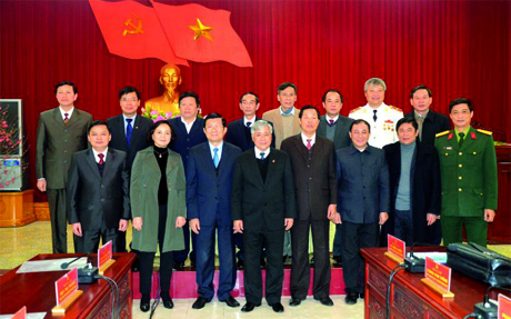 Chủ tịch nước Trương Tấn Sang với các đồng chí lãnh đạo tỉnh Yên Bái trong chuyến thăm và làm việc tại Yên Bái, tháng 2/2015.