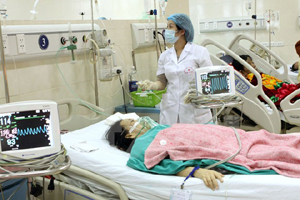 Nhân viên y tế chăm sóc cho bệnh nhân những ngày Tết.