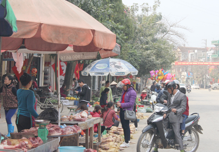 Từ chiều mồng 2 tết, nhiều chợ tại Yên Bái đã bắt đầu hoạt động trở lại.