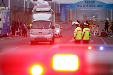 Một xe tải rời KCN Kaesong đang đi qua chốt kiểm soát quân sự tại Paju ngày 11-2-2016.
