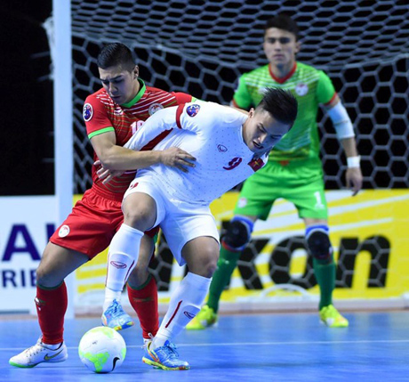 Anh Tùng (9) đã đóng góp một cú đúp cho tuyển futsal Việt Nam.