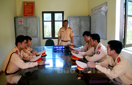 Đội Cảnh sát Giao thông, Công an huyện Yên Bình họp triển khai các phương án bảo đảm an ninh trật tự trong dịp tết.