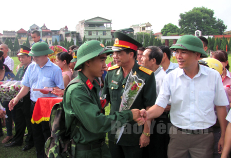 Lãnh đạo thành phố Yên Bái tiễn tân binh lên đường nhập ngũ.