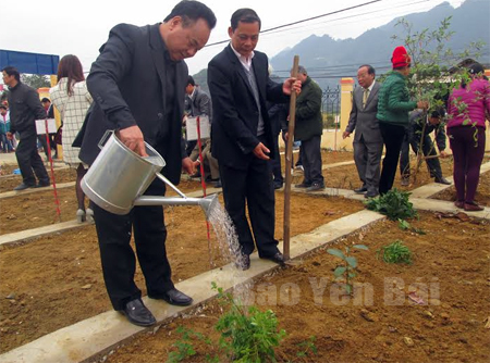 Lãnh đạo huyện Lục Yên và Hội Đông y tỉnh tham gia trồng cây thuốc đầu xuân tại Trạm Y tế xã Liễu Đô.