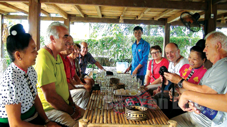 Mỗi năm, gia đình anh Bình đón hàng trăm lượt du khách đến tham quan, trải nghiệm cuộc sống với người dân bản Thái.