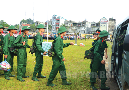 Thanh niên Văn Yên hăng hái lên đường nhập ngũ.