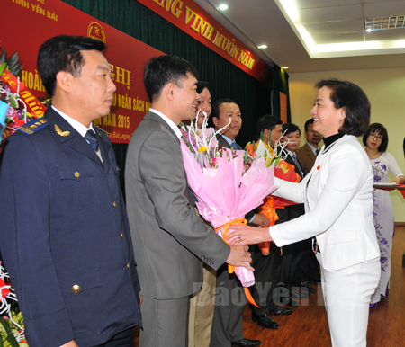 Đồng chí Phạm Thị Thanh Trà - Ủy viên Ban Chấp hành Trung ương Đảng, Phó bí thư Tỉnh ủy, Chủ tịch UBND tỉnh tặng hoa chúc mừng các đơn vị thực hiện tốt nhiệm vụ thu ngân sách Nhà nước năm 2015.