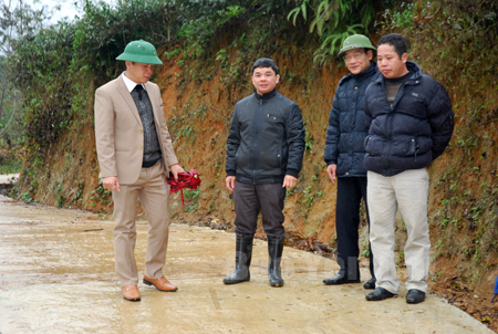 Đồng chí Hoàng Kim Trọng - Phó chủ tịch UBND huyện Lục Yên (ngoài cùng bên trái) kiểm tra bê tông hóa đường giao thông nông thôn tại xã Động Quan.
