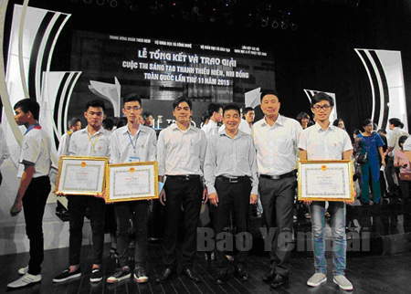 Nguyễn Ngọc Bảo Huy và Nguyễn Duy Linh (phía ngoài bên trái) trong Lễ trao giải Cuộc thi sáng tạo thanh thiếu niên nhi đồng toàn quốc lần thứ XI - 2015.