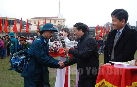 Đồng chí Hoàng Xuân Nguyên - Phó chủ tịch UBND tỉnh tặng hoa các tân binh trước giờ lên đường nhập ngũ.
