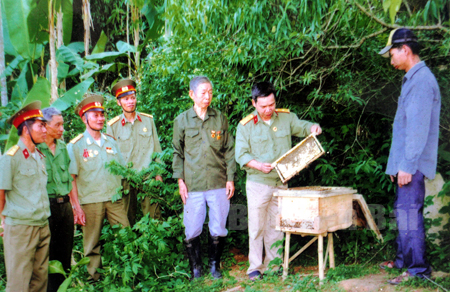 Hội Cựu chiến binh xã Cảm Ân (Yên Bình) giới thiệu mô hình nuôi ong thu nhập trên 50 triệu đồng/năm.
