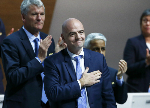 Infantino quen mặt với người hâm mộ, với vai trò tiến hành các buổi bốc thăm ở Cup châu Âu.