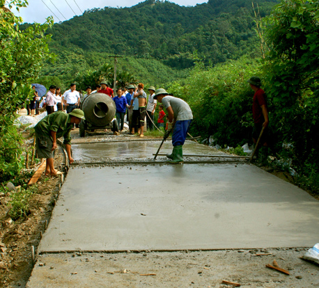 Kiên cố hóa đường giao thông nông thôn ở xã Phúc Ninh (Yên Bình) ảnh: MQ