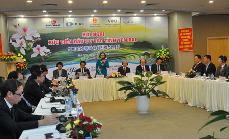 Bí thư Tỉnh ủy, Chủ tịch UBND tỉnh Phạm Thị Thanh Trà giới thiệu với các doanh nghiệp về tiềm năng của tỉnh tại Hội nghị xúc tiến đầu tư với các doanh nghiệp Hàn Quốc.