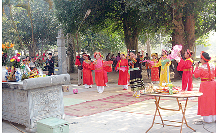 Người dân địa phương luyện tập bài múa phục vụ Lễ hội đền Đông Cuông năm 2016.