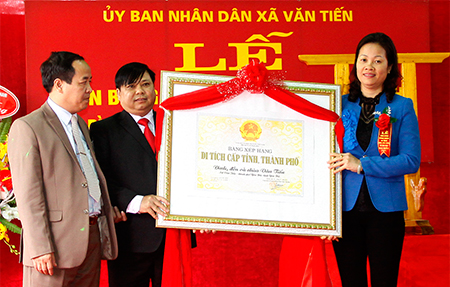 Đồng chí Ngô Hồng Hạnh - Phó Chủ tịch UBND thành phố Yên Bái trao Bằng xếp hạng Di tích lịch sử cấp tỉnh đình, đền, chùa Văn Tiến cho chính quyền xã Văn Tiến.

