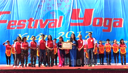 Lãnh đạo thị xã Nghĩa Lộ trao chứng nhận Kỷ lục Guinness cho màn trình diễn Yoga tại xã Suối Giàng (Văn Chấn).