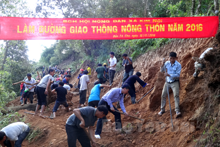 Hội viên nông dân xã Kim Nọi tham gia làm đường giao thông nông thôn.
