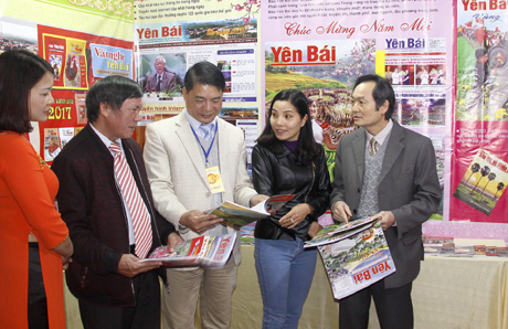 Các đồng chí lãnh đạo tỉnh Lào Cai tham quan gian trưng bày và trao đổi với đội ngũ người làm báo tỉnh Yên Bái.