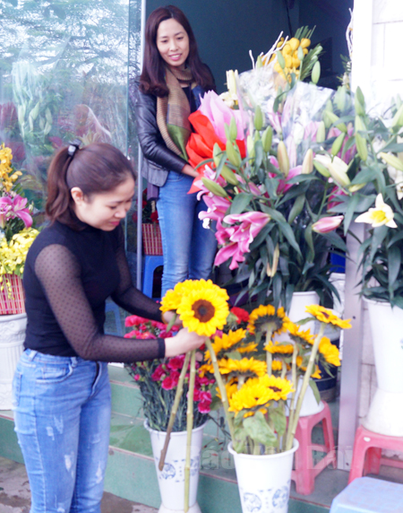 Hoa tươi là món quà không thể thiếu trong ngày Valentine.