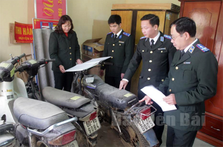 Cán bộ Chi cục Thi hành án dân sự huyện Lục Yên kiểm tra vật chứng thu hồi.
