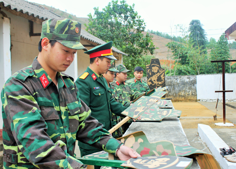 Cán bộ, chiến sỹ Đại đội 20 (Bộ CHQS tỉnh Yên Bái) chuẩn bị bia bảng cho mùa huấn luyện.
