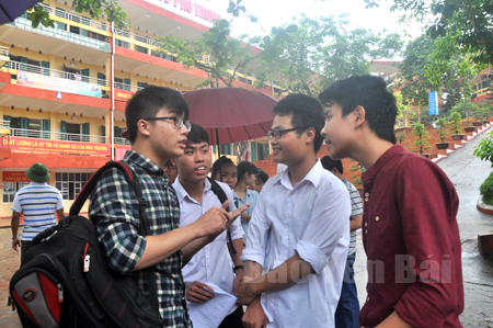 Các thí sinh trao đổi bài sau buổi thi tại điểm thi Trường THPT Nguyễn Huệ, thành phố Yên Bái trong kỳ thi THPT năm học 2015 - 2016.