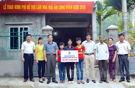 Đồng chí Nguyễn Ngọc Lan - Phó Chủ tịch LĐLĐ tỉnh (thứ 4 bên phải) trao hỗ trợ 