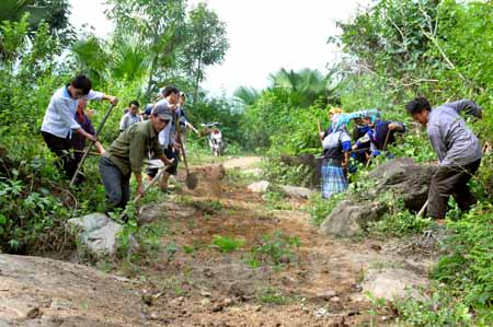 Nhân dân xã Phong Dụ Thượng tham gia tu sửa đường liên thôn.
