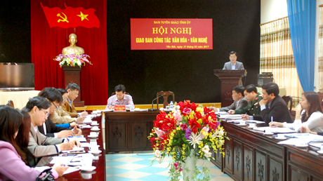 Đồng chí Trưởng ban Tuyên giáo Tỉnh ủy Nguyễn Minh Tuấn phát biểu định hướng nhiệm vụ văn hóa – văn nghệ trong thời gian tới.