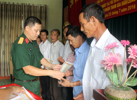 Đại diện Ban Chỉ huy Quân sự thành phố Yên Bái trao giấy chứng nhận công dân hỏa tuyến cho các trường hợp và thân nhân đủ tiêu chuẩn.