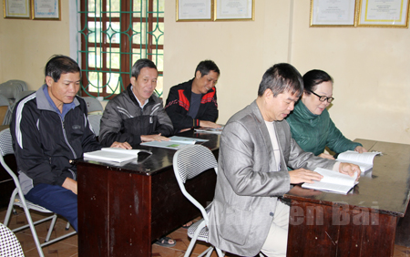 Nhân dân tới đọc sách nghiên cứu tài liệu tại nhà văn hóa Tân Trung 1, phường Minh Tân.