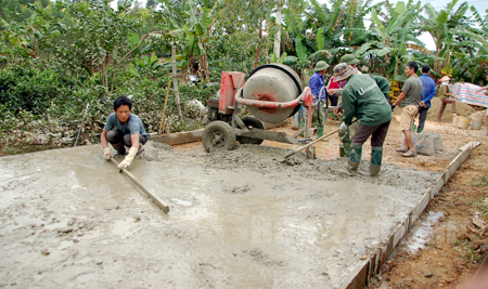 Người dân xã Bạch Hà tham gia đổ bê tông, cứng hóa đường nông thôn.