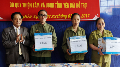 Lãnh đạo Hội Cựu TNXP tỉnh tặng quà cho các hội viên nghèo ở thị xã Nghĩa Lộ
