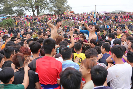 Cướp phết tại lễ hội phết Hiền Quan.