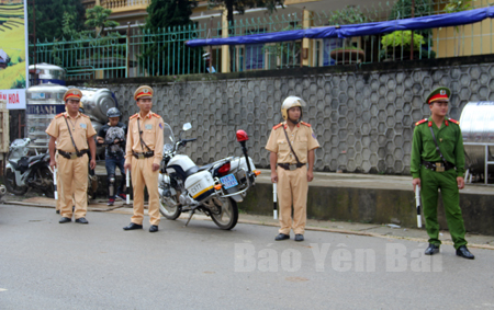 Lực lượng cảnh sát giao thông huyện Mù Cang Chải tuần tra, kiểm soát tại khu vực thị trấn Mù Cang Chải.