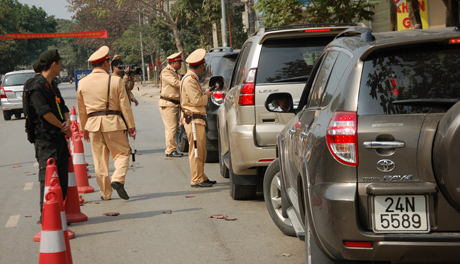 Lực lượng cảnh sát giao thông đã tăng cường kiểm tra, xử lý những trường hợp vi phạm quy định về nồng độ cồn khi điều khiển phương tiện. Ảnh MQ
