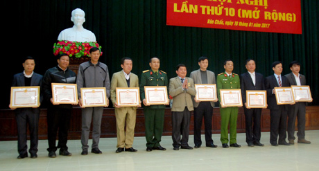 Đảng bộ huyện Văn Chấn khen thưởng cho các tổ chức cơ sở đảng đạt danh hiệu Trong sạch vững mạnh tiêu biểu năm 2016.