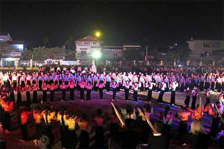 Bài hát “Mường Lò ơi! Bài ca xe cáu ké” được làm nền cho nhiều đêm xòe ở Nghĩa Lộ.