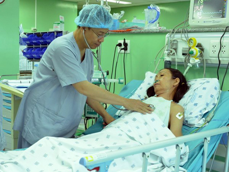 Phó giáo sư-tiến sỹ, bác sỹ Nguyễn Hoàng Định thăm khám cho bệnh nhân sau khi phẫu thuật thay van tim bằng kỹ thuật Ozaki.