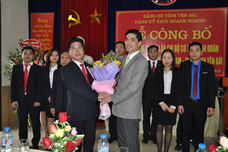 Lãnh đạo Đảng ủy Khối Doanh nghiệp tỉnh tặng hoa chúc mừng Chi bộ Ngân hàng Hợp tác xã Việt Nam chi nhánh tỉnh Yên Bái nhân dịp thành lập.