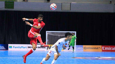 Tuyển Futsal Việt Nam (áo trắng) có trận đấu quả cảm trước đối thủ Bahrain.